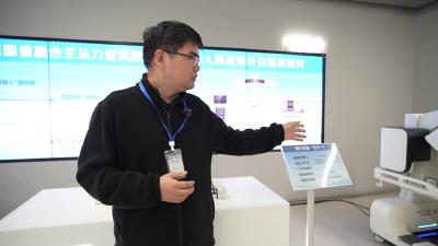 光谷追光行丨国产医疗又放大招！腔镜手术机器人实现远程跨城协作，也太牛了吧.mp4