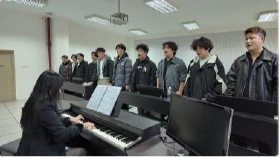 两代“00后”的青春交响