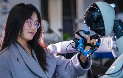 一线观｜“有活没人干”VS“有人没活干”，怎么破？