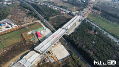 湖北咸宁：万吨大桥成功转体