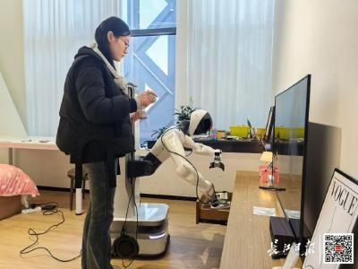 23岁女生，在武汉教机器人“做人”
