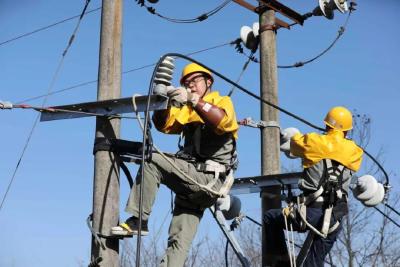 国网神农架供电公司：带电作业“零感知” 温暖群众度寒冬