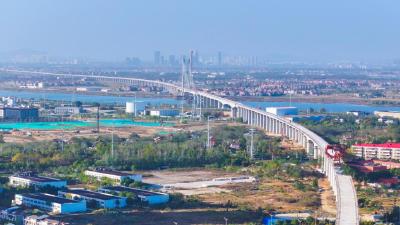 南昌扬子洲赣江公铁大桥箱梁架设全部完成