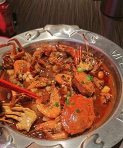 胖哥俩肉蟹煲中出现重复使用的蟹壳？门店回应