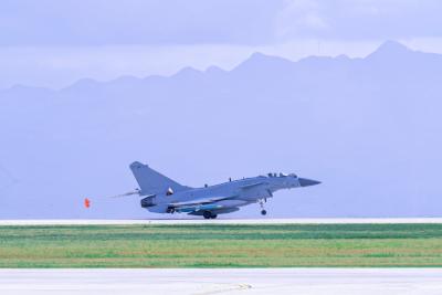 战鹰与霞光同框！南部空军实战化训练大片来了