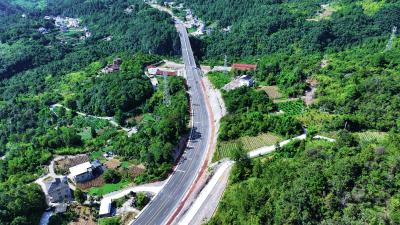 恩施鹤峰：直通屏山峡谷景区 宜来高速鹤峰东连线通车
