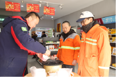 热粥暖寒冬 情满加油站