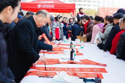 翰墨送福暖基层 年货飘香添年味——2026年“荆楚银龄行动”新年迎新·福彩送福活动在汉启动