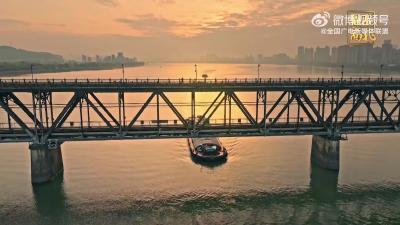 由茅以升主持建造的钱江一桥，是中国第一座自行设计、建造的现代化公铁两用桥