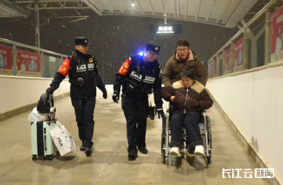 长江云新闻推出《雪夜护归程！荆州站民警风雪中筑牢平安防线》