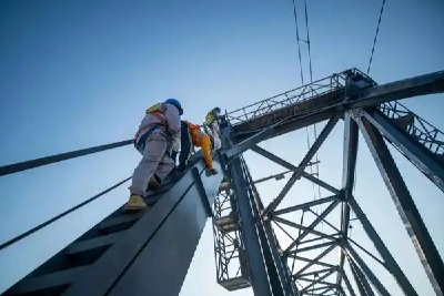 价格内卷与装备短板并存，“蜘蛛人”高空作业存安全隐患