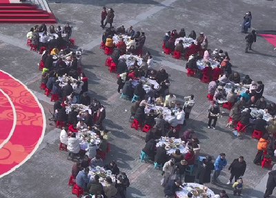 湖北宣恩举办千人刨汤宴 网友：全网最有秩序的刨汤宴