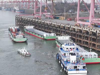 再添绿色新力军！武汉海事护航两艘纯电动船舶安全靠泊