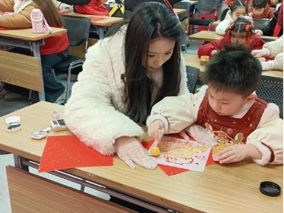 邂逅非遗 手作传情！社区亲子家庭拓福制灯迎新春