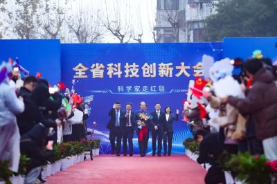 今天，湖北这12位科学家走上红毯