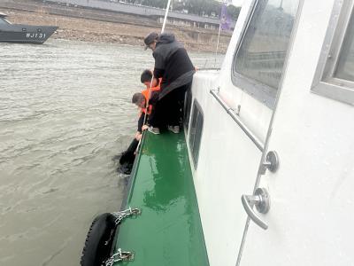 武桥海巡执法大队紧急救援 15分钟急速救起落水女子