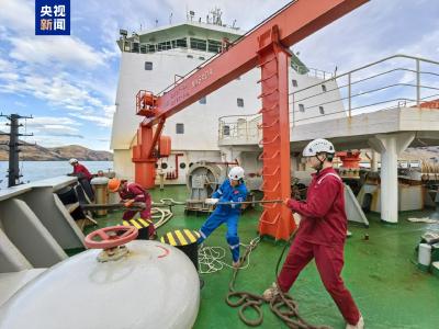 “雪龙”号靠港新西兰利特尔顿港 进行物资补给
