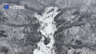 雪后神农天池银装素裹 静谧冬日画卷徐徐展开