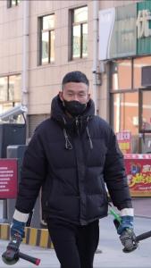 善举点燃冬天里的一把火！潍坊帅小伙拔掉颗颗小钉 播撒浓浓“大爱”