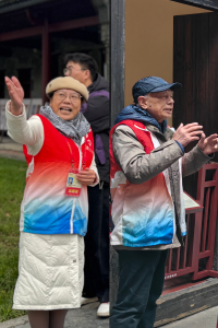 元旦，数十位志愿讲解员在红巷迎新年