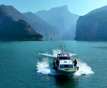 十年护江铸忠诚 一江清水映初心——长江航运公安局践行“共抓大保护，不搞大开发”重要指示精神十周年工作纪实