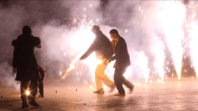 朋友圈卖烟花爆竹可能违法 转发也需担责