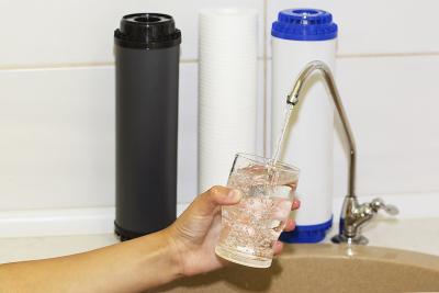 “净水器中加入的阻垢剂会引起骨质疏松” 系谣言 选净水器要注意这几点