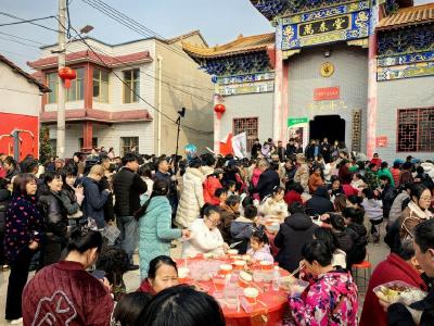 5头黑猪宴请粉丝：鄂州梁子湖畔的年饭 烹出互联网时代的乡土情