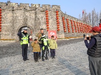 图集丨春运首日荆州机器人交警“上岗” 以科技赋能交通管理