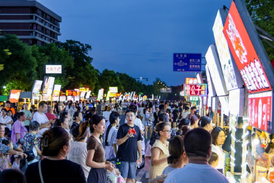 从“矛盾巷”到“网红街”：一条夜市的变形记