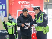 图集丨春运首日荆州机器人交警“上岗” 以科技赋能交通管理