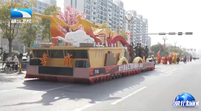 花灯璀璨迎佳节 庙会“潮”玩年味浓