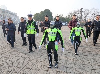 图集丨春运首日荆州机器人交警“上岗” 以科技赋能交通管理