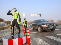 图集丨春运首日荆州机器人交警“上岗” 以科技赋能交通管理