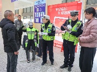 图集丨春运首日荆州机器人交警“上岗” 以科技赋能交通管理