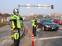 图集丨春运首日荆州机器人交警“上岗” 以科技赋能交通管理