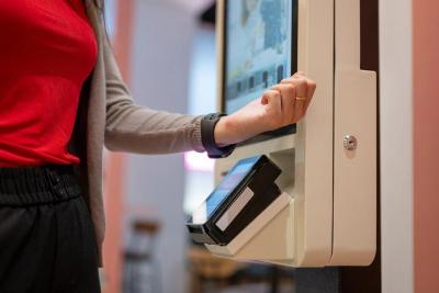 手机“贴一贴”可能无形中泄密 国家安全部最新披露