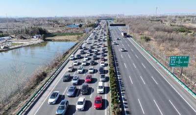 春运路上充电桩是否够用？在服务区如何歇得安心？记者观察→