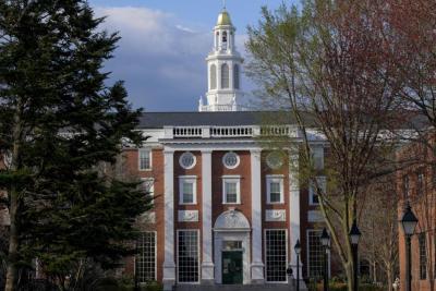 特朗普威胁向哈佛大学索赔10亿美元