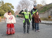 图集丨春运首日荆州机器人交警“上岗” 以科技赋能交通管理