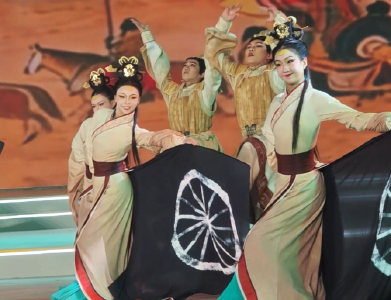 湖北省博文物《车马出行图》“跳”上舞台！《江夏行歌》让楚文化在中国农民春晚破圈