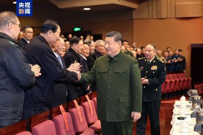中央军委举行慰问驻京部队老干部迎新春文艺演出 习近平向全军老同志祝贺新春