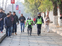 图集丨春运首日荆州机器人交警“上岗” 以科技赋能交通管理