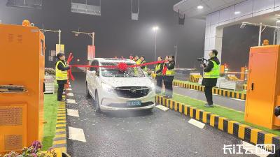 京港澳高速湖北北段今天零时双向八车道通车 