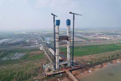 武汉汉南长江大桥北主塔中横梁第一层顺利浇筑完成