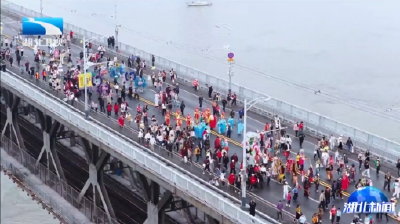 这一刻武汉长江大桥只为行人开放 三千市民游客踏桥而行