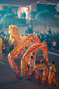 长江云新闻推出《赏花灯、逛市集、猜灯谜、玩非遗……湖北各地博物馆里“闹”元宵》报道