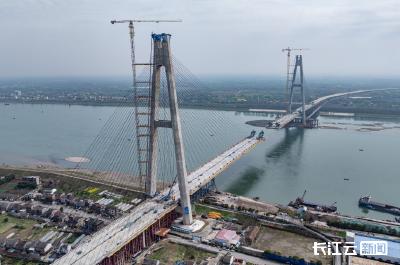 【长江云新闻】枝江长江大桥首次两岸同步吊装