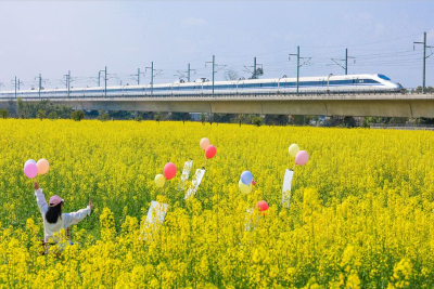 钟华论：在中国式现代化新征程上策马奔腾