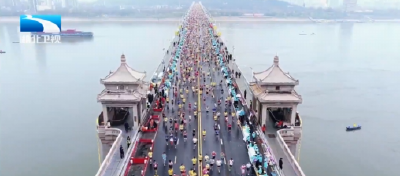 2026武汉马拉松鸣枪开跑 三万名选手共赴江城之约